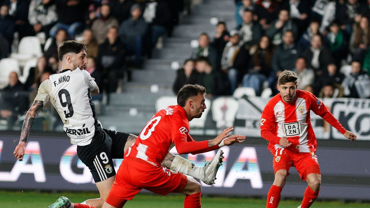 Fer Niño lanza a portería para marcar el 2-1 ante el Almería.