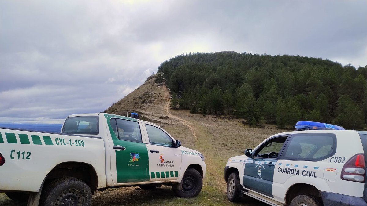 Vehículos de Medio Ambiente y de la Guardia Civil.