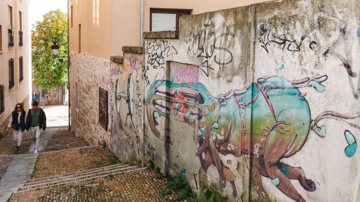 Pintadas vandálicas en el centro de la capital burgalesa.