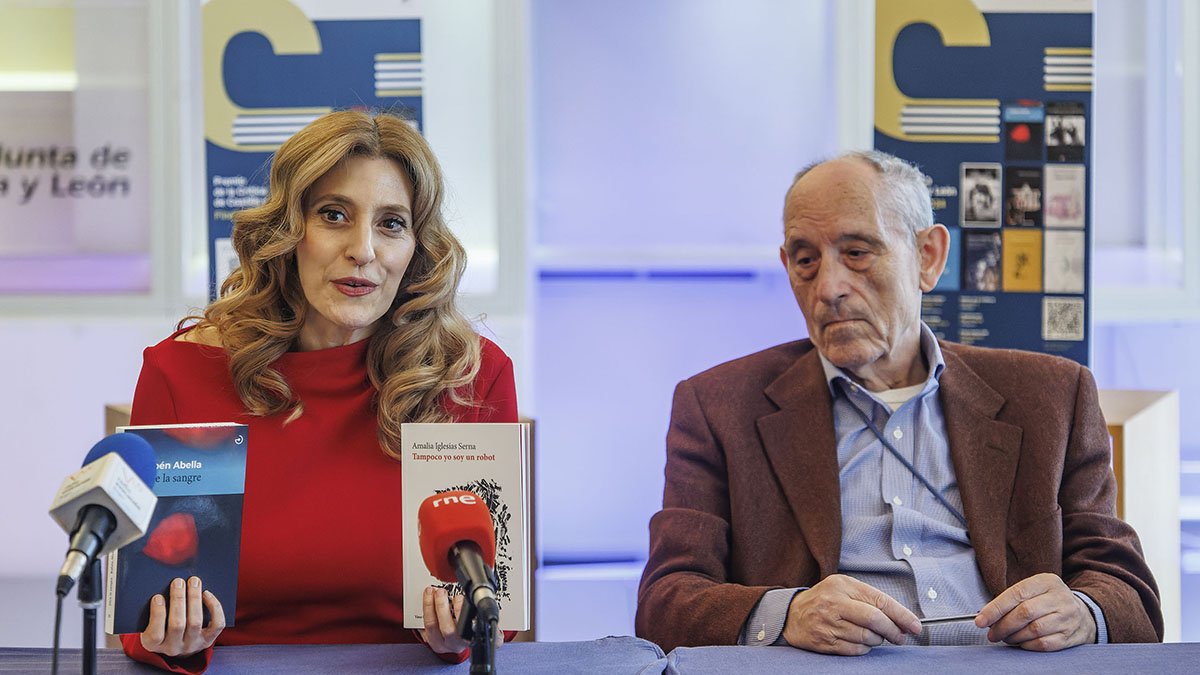 La viceconsejera de Acción Cultural, Mar Sancho, y el presidente del jurado del Premio de la Crítica, Antonio Piedra, con las obras galardonadas.