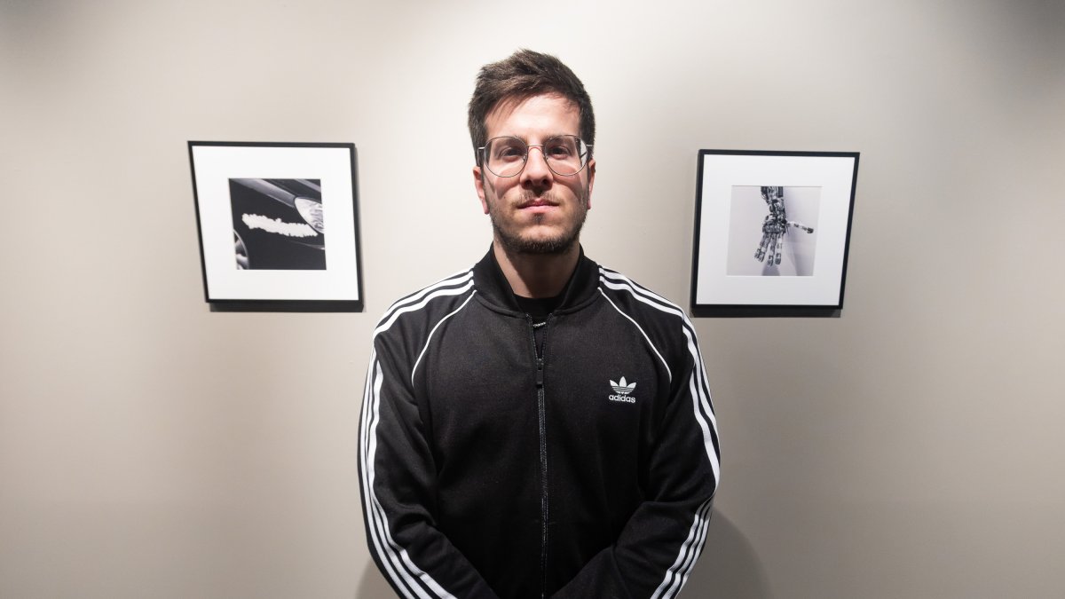 Sergio Ibannez, en la inauguración de 'Simulación' en la sala de exposiciones Círculo Solidario.