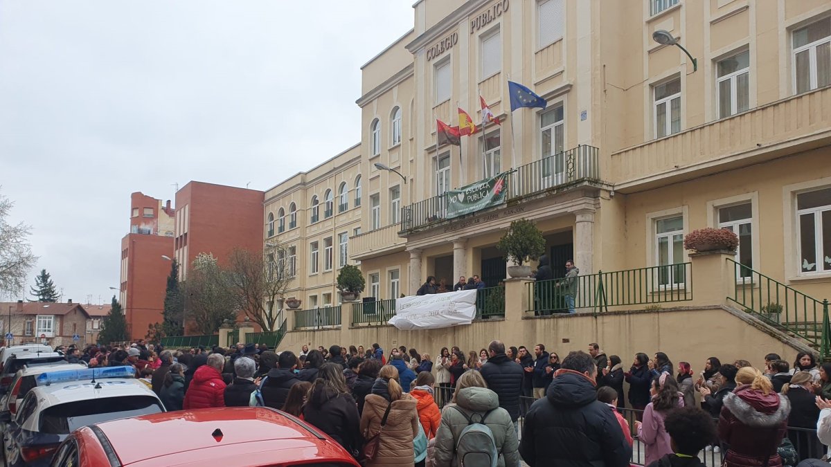 La concentración contra la violencia hacia el profesorado reunía el jueves a toda la comunidad educativa del Padre Manjón tras el incidente del miércoles.