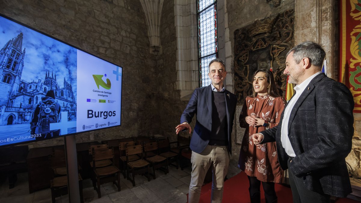 Andrea Ballesteros, presidenta de la Sociedad de Promoción y Desarrollo de Burgos y concejal de Cultura, explicó los detalles de la iniciativa junto al concejal de Promoción de la Ciudad de Logroño, Miguel Ángel Sáinz, y Mikel Armendáriz, concejal de Promoción Económica, Proyección Europea, Innovación, Juventud y Cooperación al Desarrollo de Pamplona