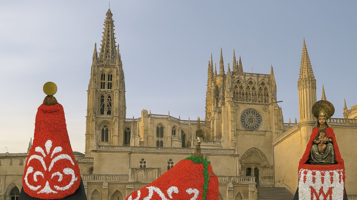 Vista trasera, lateral y frontal del manto que se colocará a Santa María este año para la Ofrenda Floral.