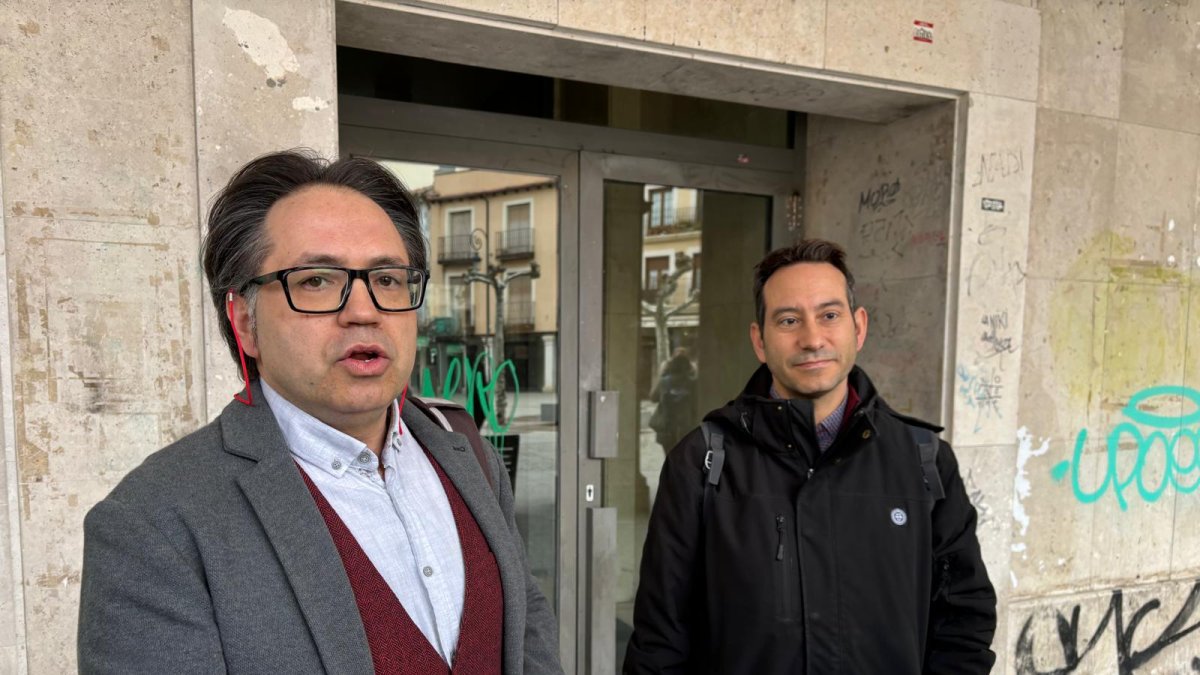 Alberto Marcos, concejal no adscrito, fue quien planteó la compra del centro juvenil. En la imagen con el concejal Andrés Gonzalo