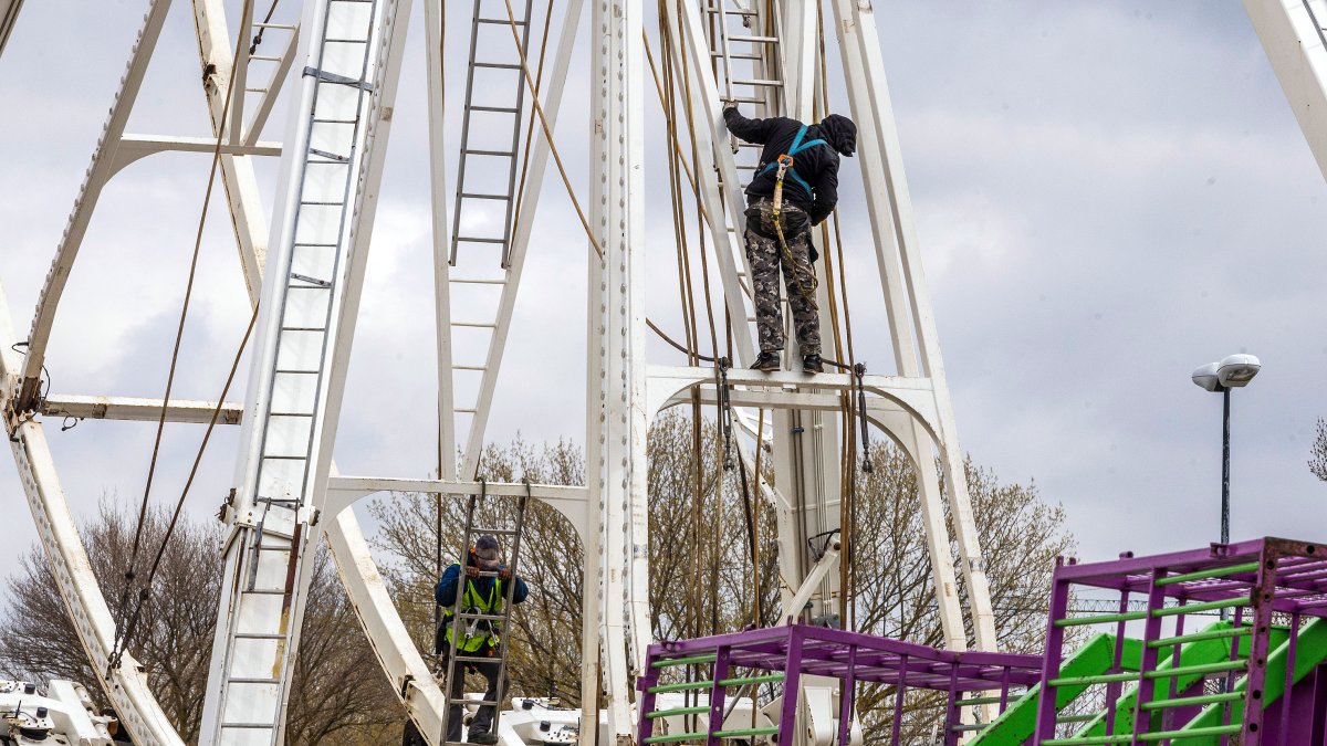 Trabajo contrarreloj de los feriantes para poder abrir las barracas de San José el domingo.