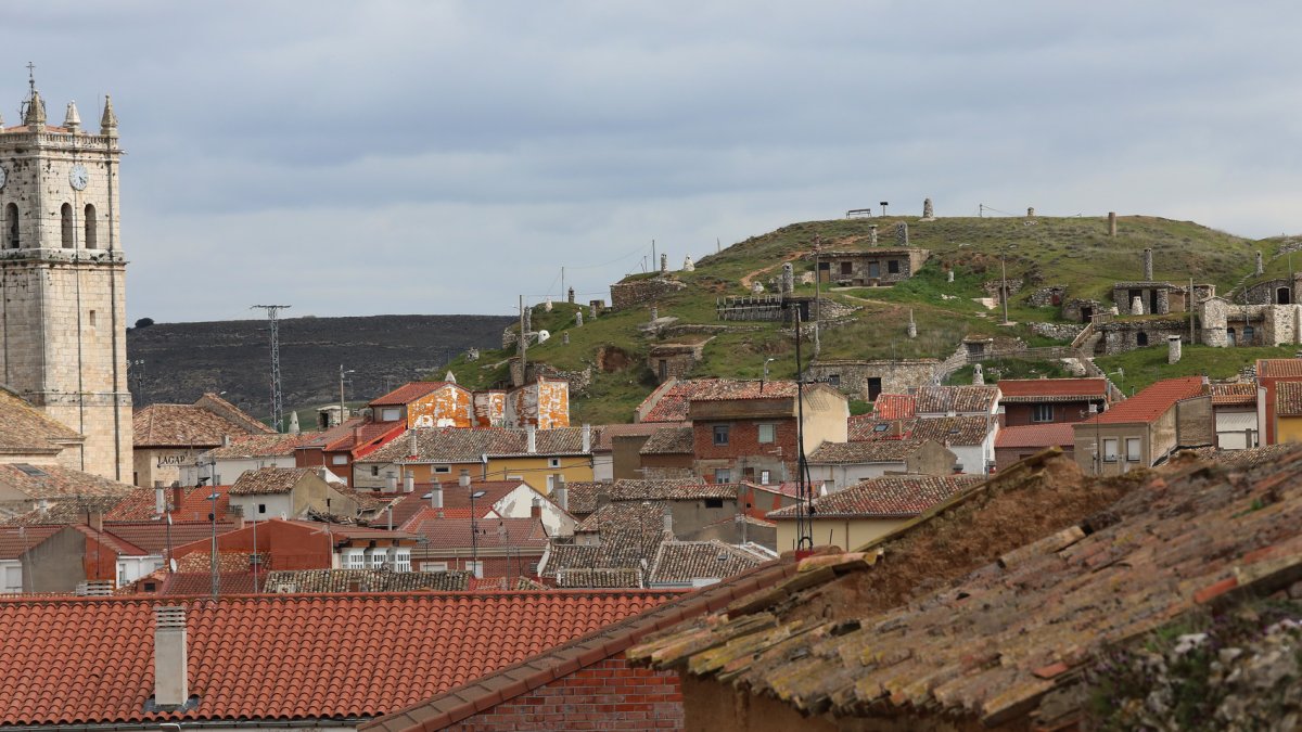 El barrio de las bodegas de Baltanás, situado en la parte alta del casco urbano, está integrado por unas 375 bodegas, excavadas alrededor de un cerro.