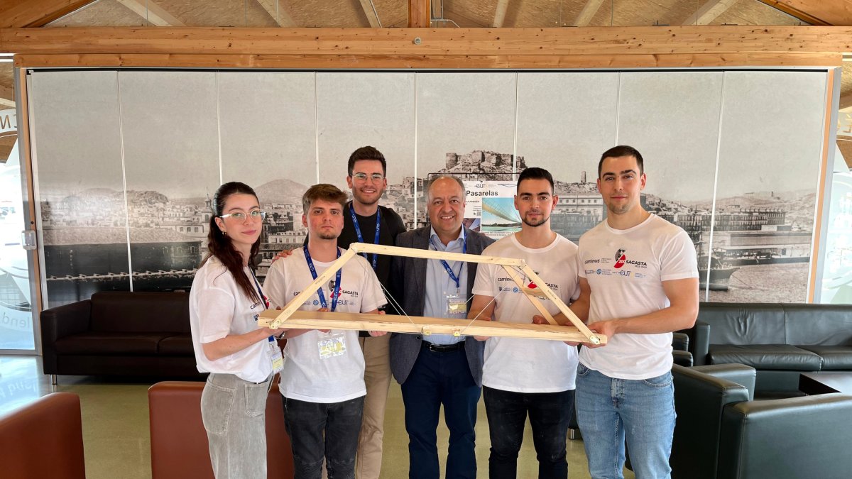El grupo burgalés, integrado por Mar Lalinde, Héctor Muñoz, Marco Usón y Asier Marín, posan con su trabajo y Miguel Ángel Vicente Cabrera, catedrático de puentes de la Escuela Politécnica.