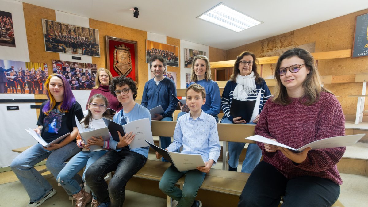Arriba los padres y abajo los hijos, todos cantan juntos en las corales del Orfeón burgalés que cuenta con más de un centenar de voces.