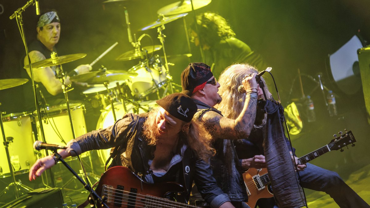 Magik, proyecto capitaneado por Manolo Arias y Giles Keith Ramírez, en el aniversario de Burgos Heavy Metal.
