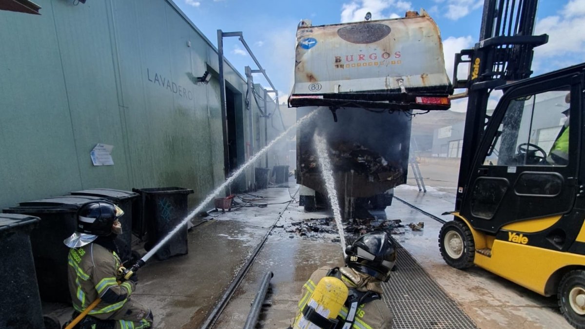 Incendio de un camión de basura en el polígono de Villalonquéjar.
