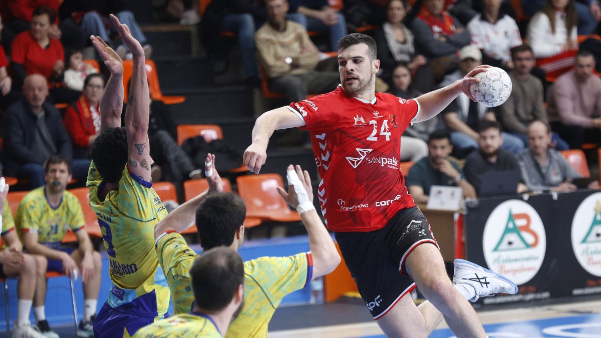 Jaime González lideró el triunfo del San Pablo Burgos con 10 goles ante Caserío.
