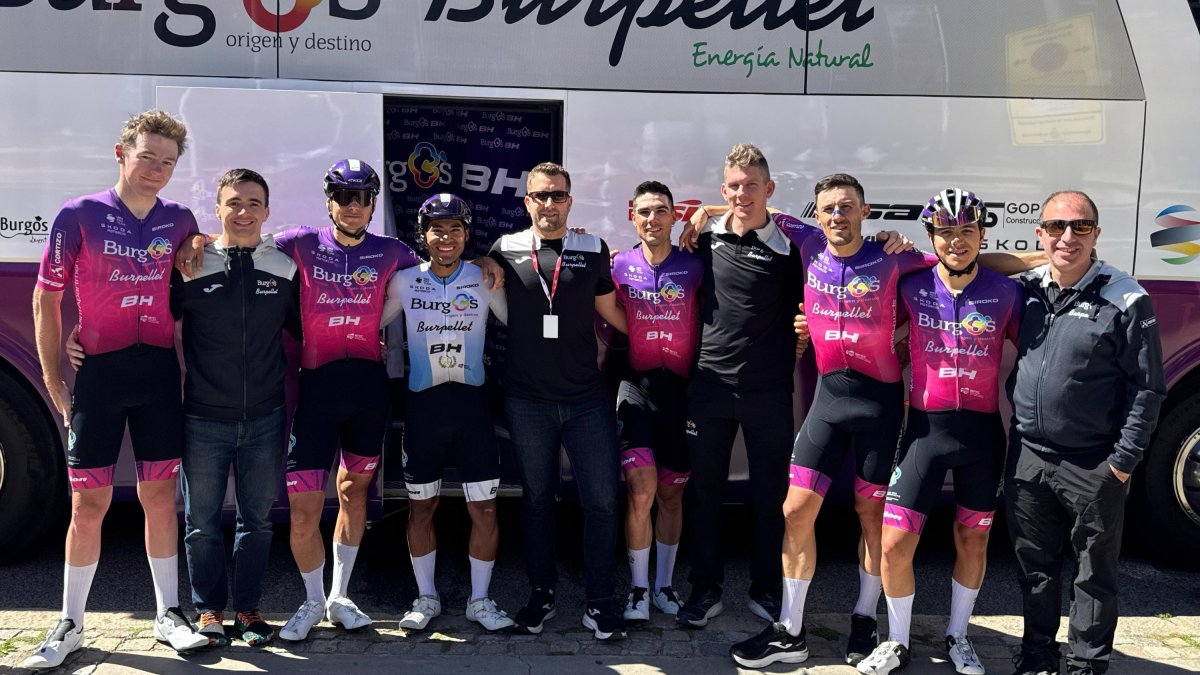 Los ciclistas y parte del staff del equipo burgalés, tras la última etapa en Barcelona.