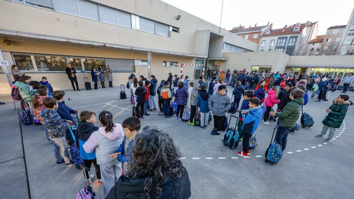 Docentes del CEIP Sierra de Atapuerca dan lectura al comunicado contra la violencia hacia el profesorado antes de comenzar la jornada lectiva.