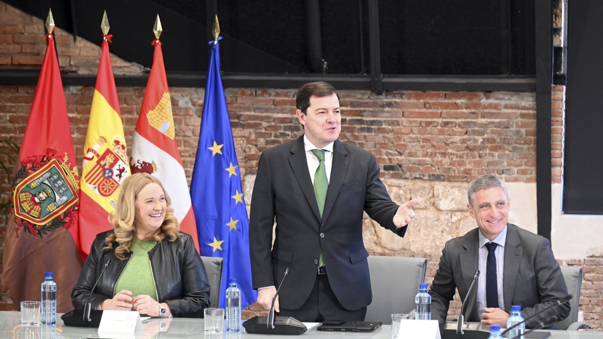 Alfonso Fernández Mañueco (centro) junto a Cristina Ayala y Rafael Barbero.