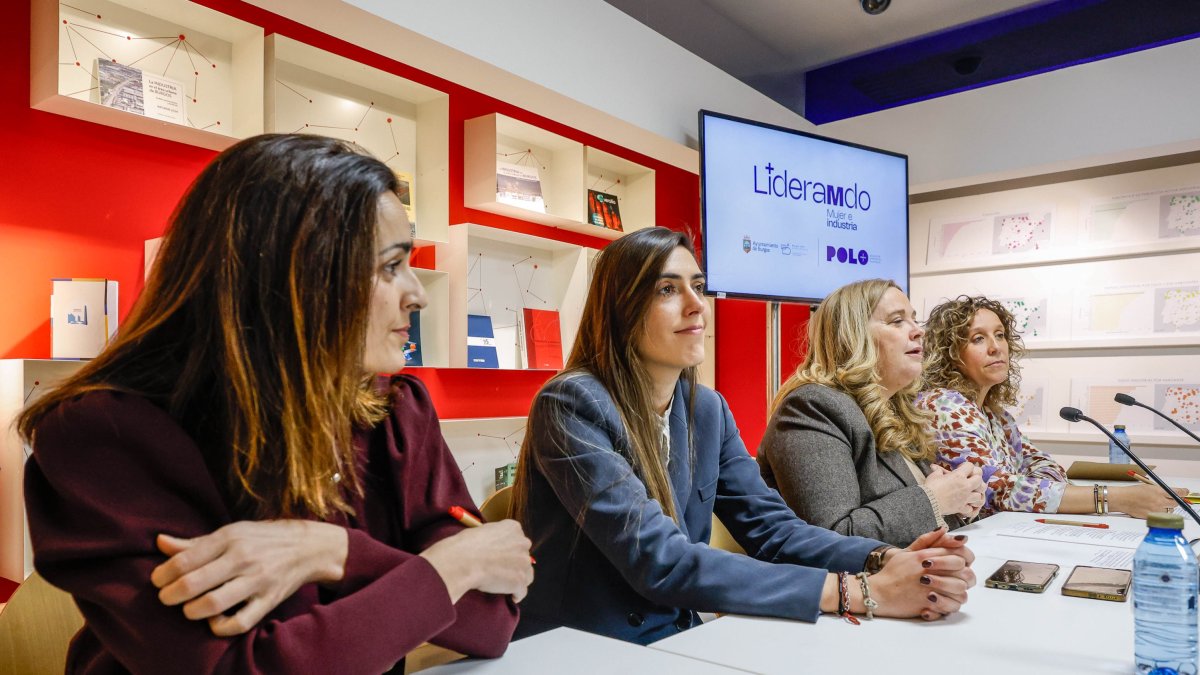 De izquierda a derecha: Cristina Pérez Villegas (Hiperbaric), Andrea Ballesteros (ProBurgos), la alcaldesa Cristina Ayala, y María Castilla (Polo Positivo).