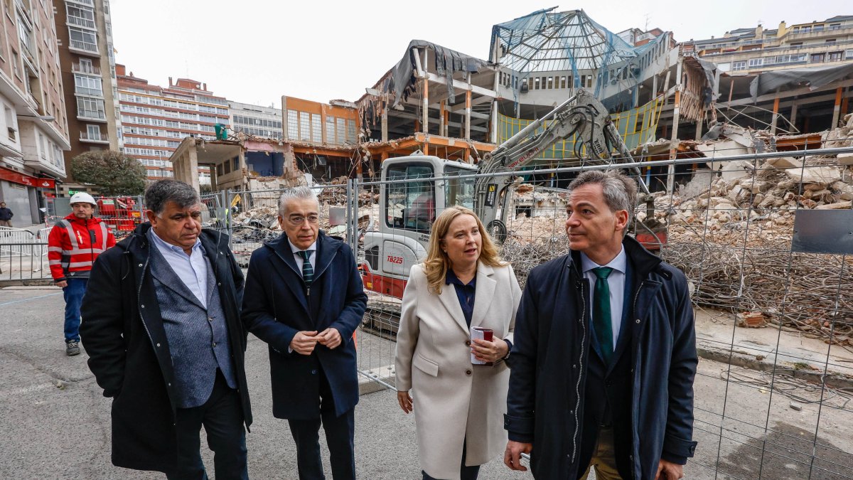La alcaldesa, Cristina Ayala, acompañada de miembros de su equipo de Gobierno y de los artífices del proyecto para el Mercado Norte.
