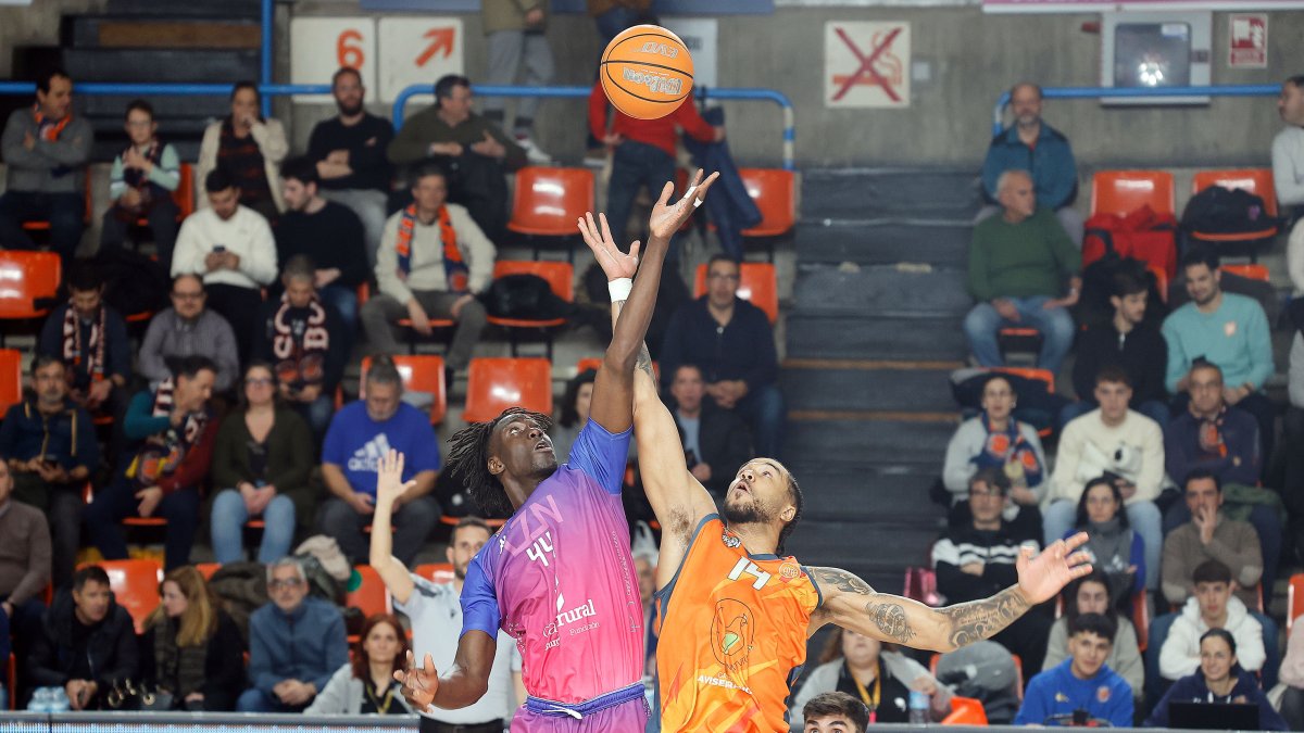 Abdou Thiam,durante el salto inicial ante Morón.
