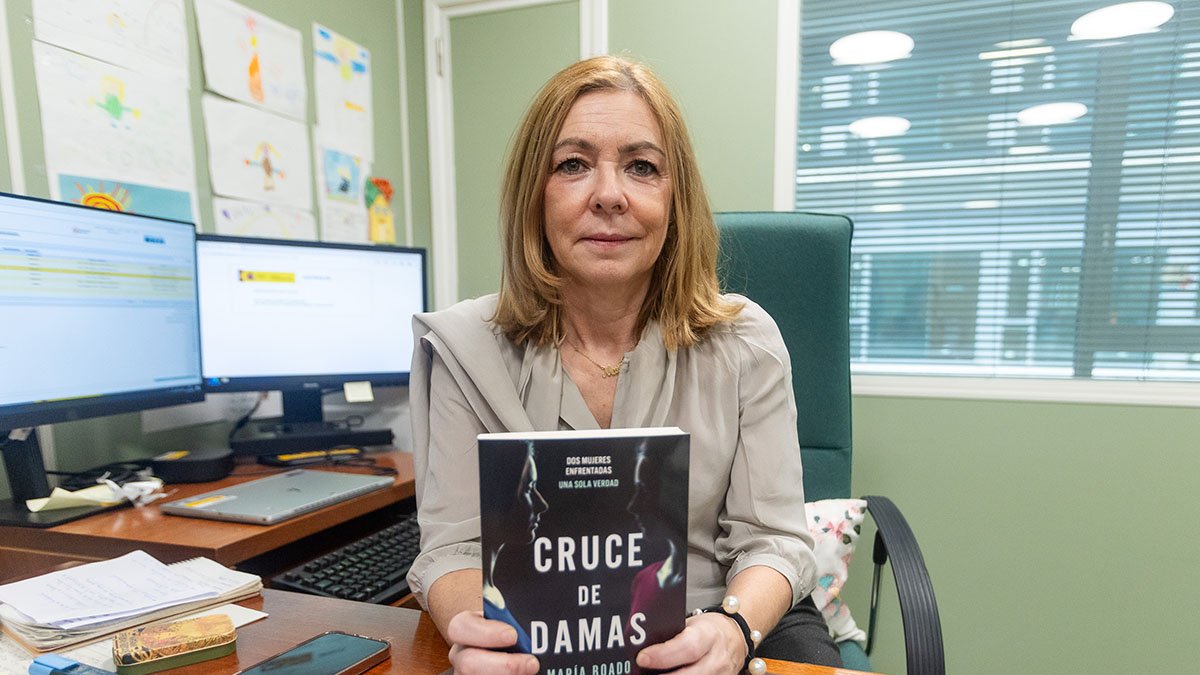 María Boado, con un ejemplar de su primera novela, 'Cruce de damas'.