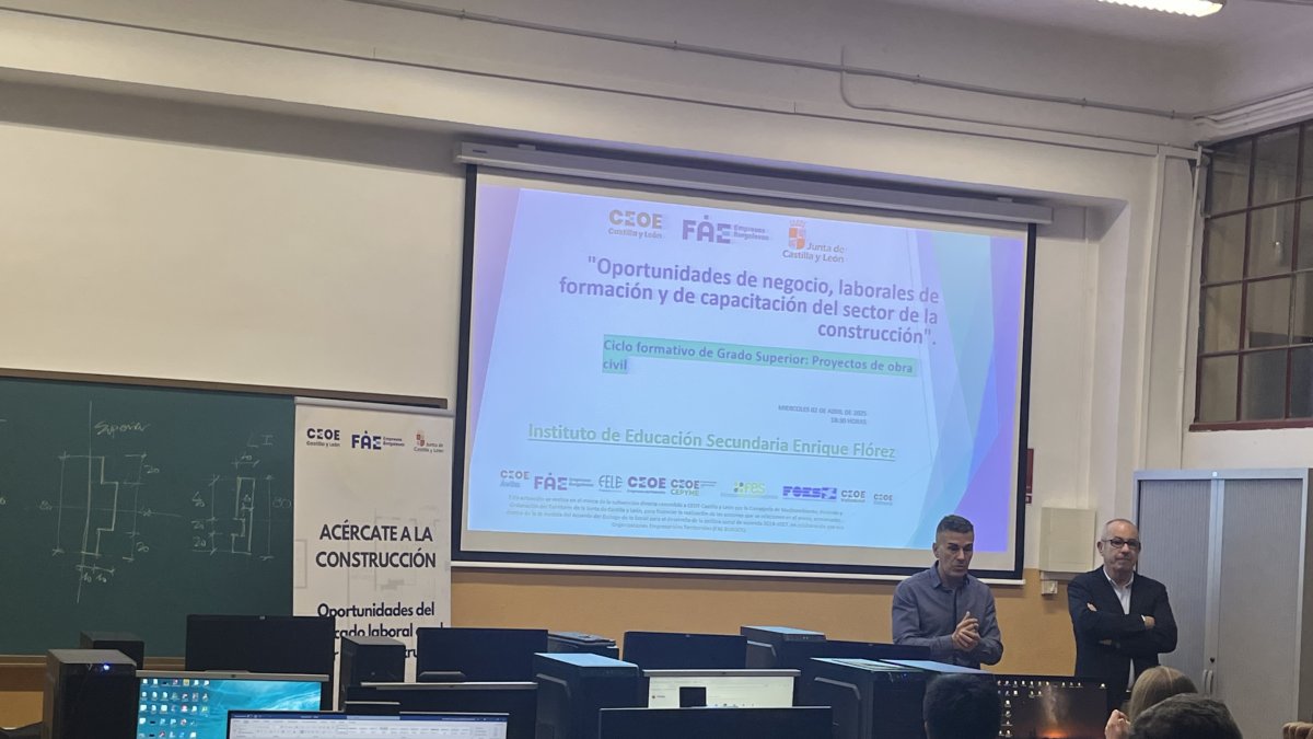 Jesús Eloy Fernández, técnico de FAE, y Javier Herrán, vicepresidente de AECOB, durante la charla.