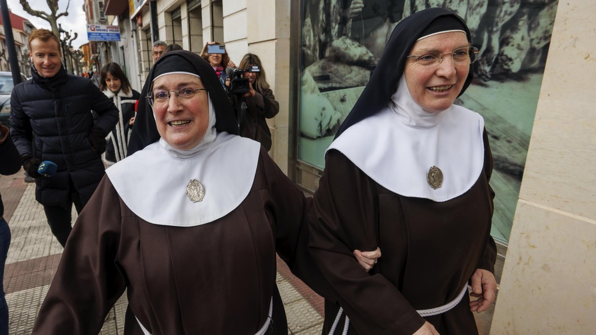 Imagen de la exabadesa de camino a declarar en el juzgado de Briviesca.