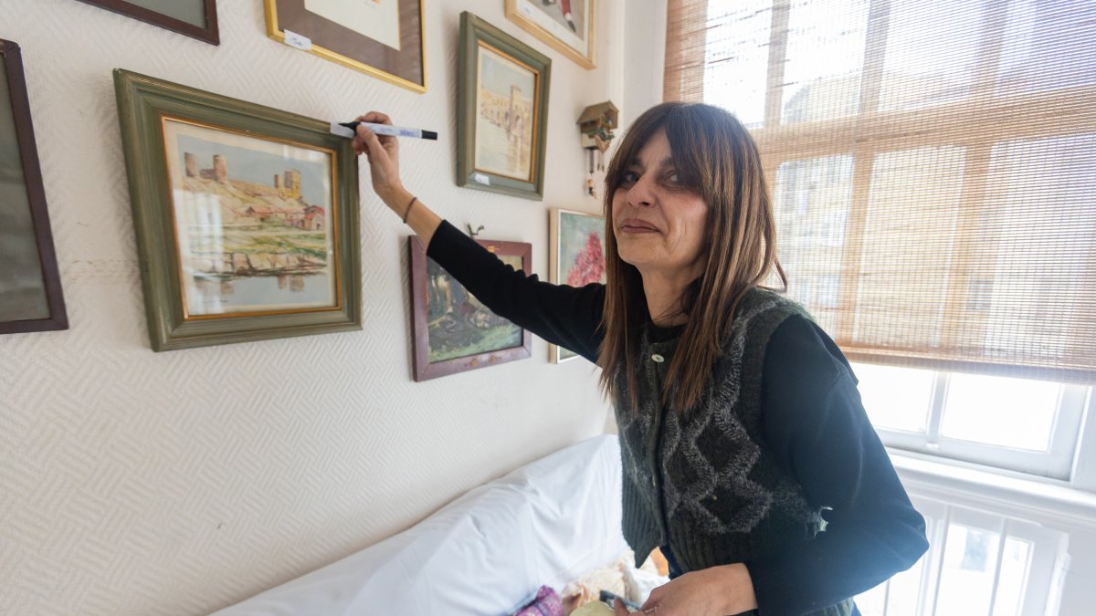 Nathalie pone precio a algunos cuadros de la casa.
