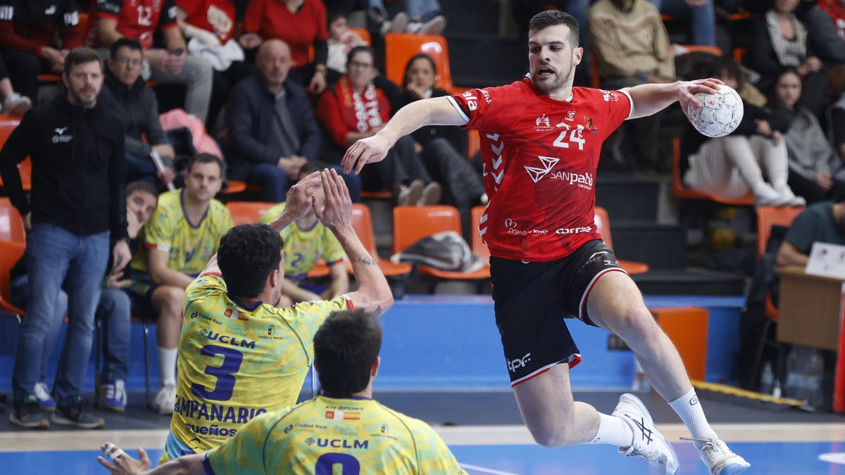 Jaime González lanza a portería durante el partido contra Ciudad Real.