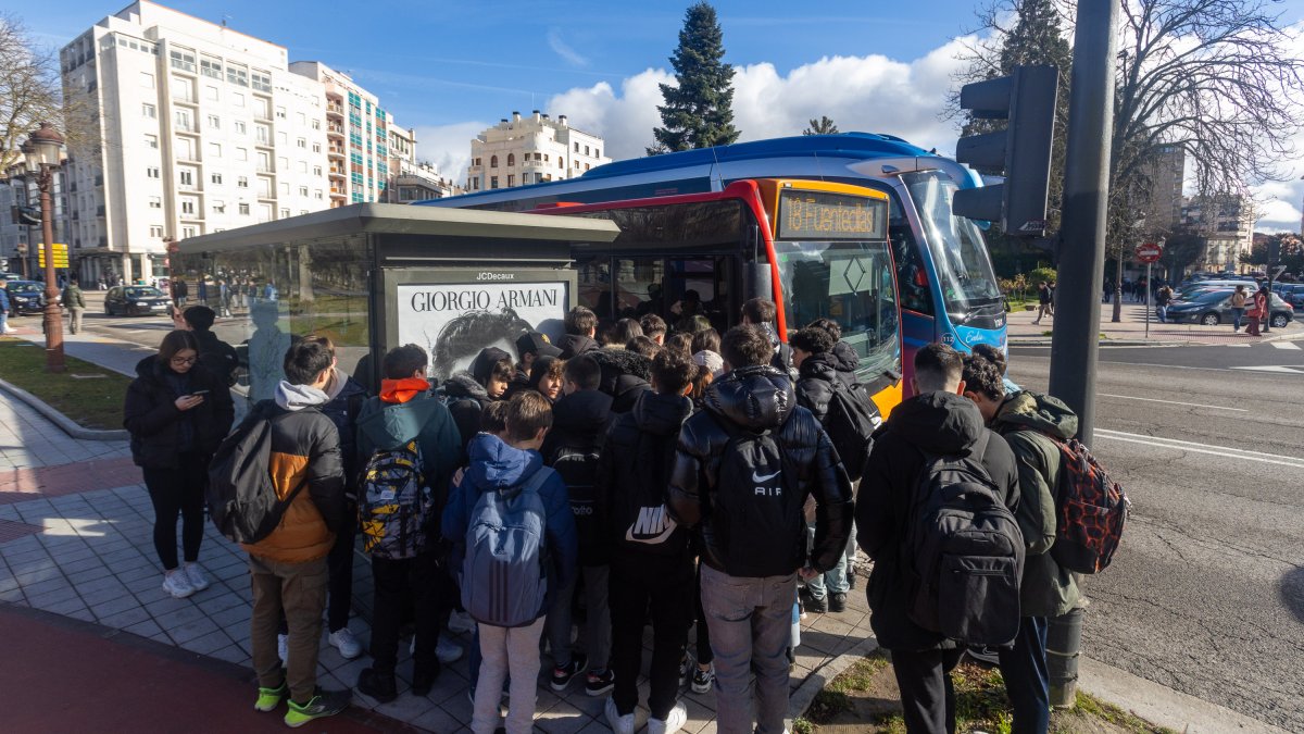 Grupos de jóvenes acceden al autobús municipal en una parada de Burgos.