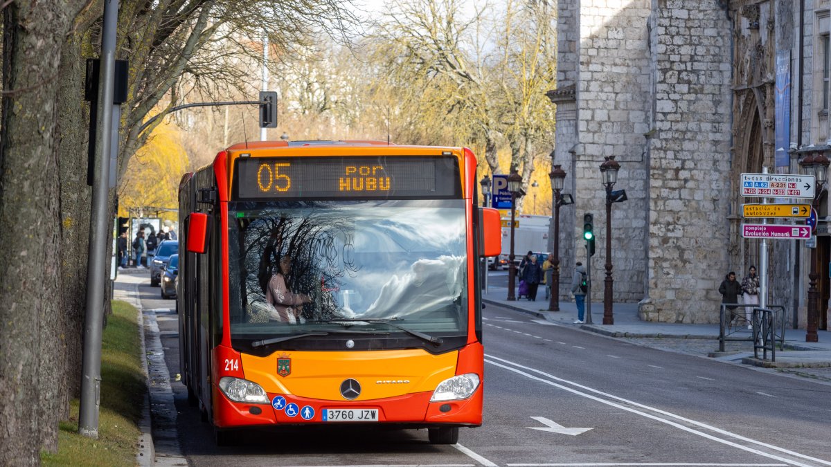 Un autobús municipal circula por las calles de Burgos.