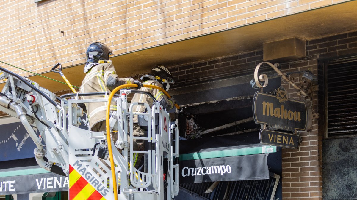 Los Bomberos intervienen en la salida del humos del restaurante.