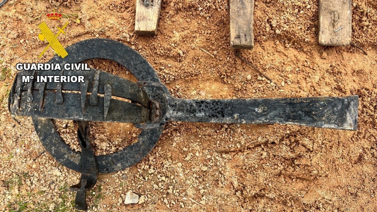 Decomisados en una explotación ganadera de Burgos 62 artes y medios prohibidos para la caza.