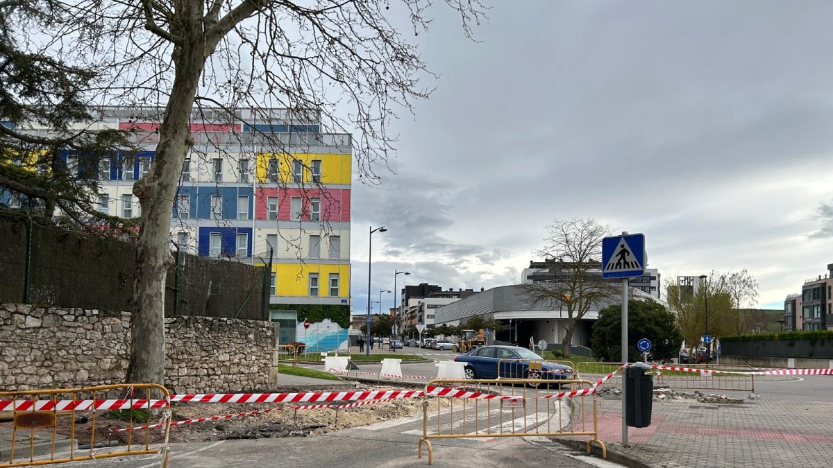 Las aceras ya se han demolido para mejorar la salida de los vehículos por la calle Luis Rodríguez Arango.
