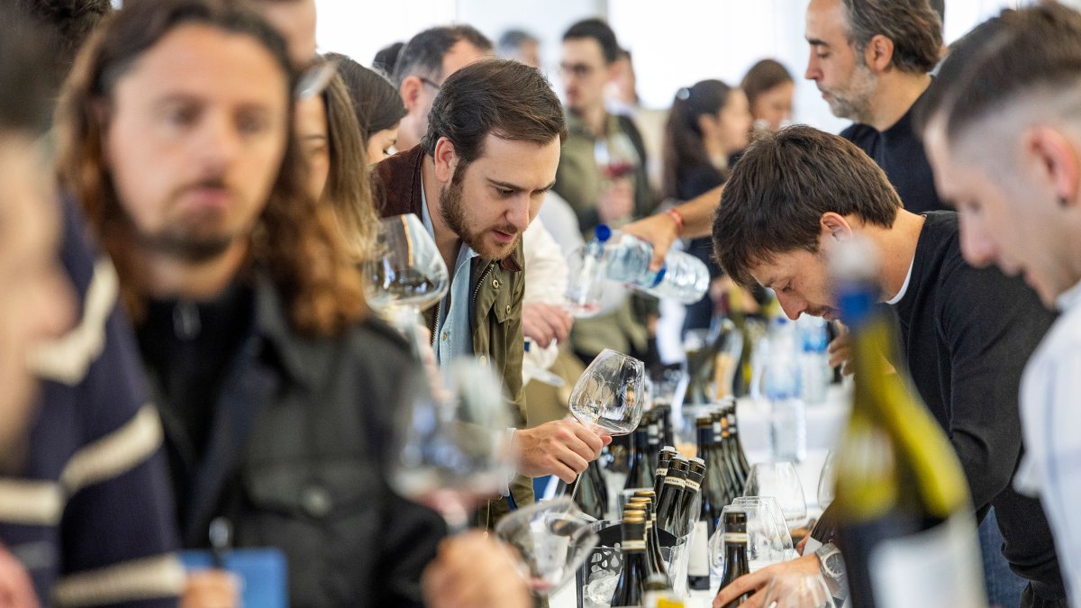 La cita reunió a 130 bodegas con 800 referencias de vinos diferentes que atrajeron el interes de unas 2.000 personas.