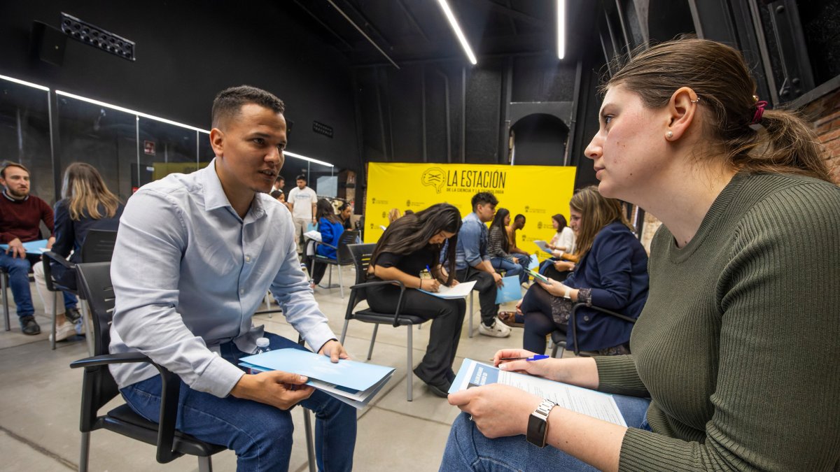 Salem, uno de los candidatos, conversa con Diana, técnico de recursos humanos de Faster.