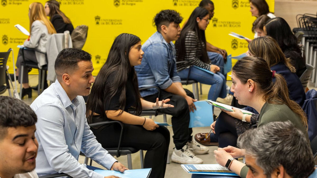 Instante del speed job dating que organiza Asociación Hechos para los usuarios de su programa ' Creando puentes'.