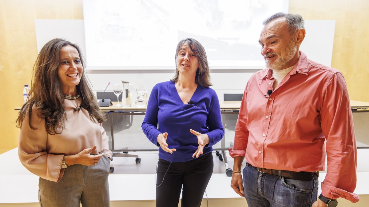 María Martinón, Rosa Huget y Xosé Pedro Rodríguez antes de iniciar la conferencia sobre Pink impartida ayer en el Museo de la Evolución Humana.