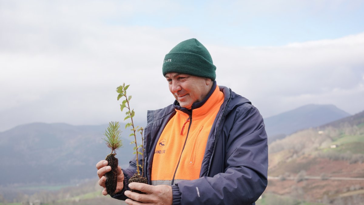 La Vuelta y Land Life plantan 700 árboles autóctonos en el entorno del Picón Blanco.