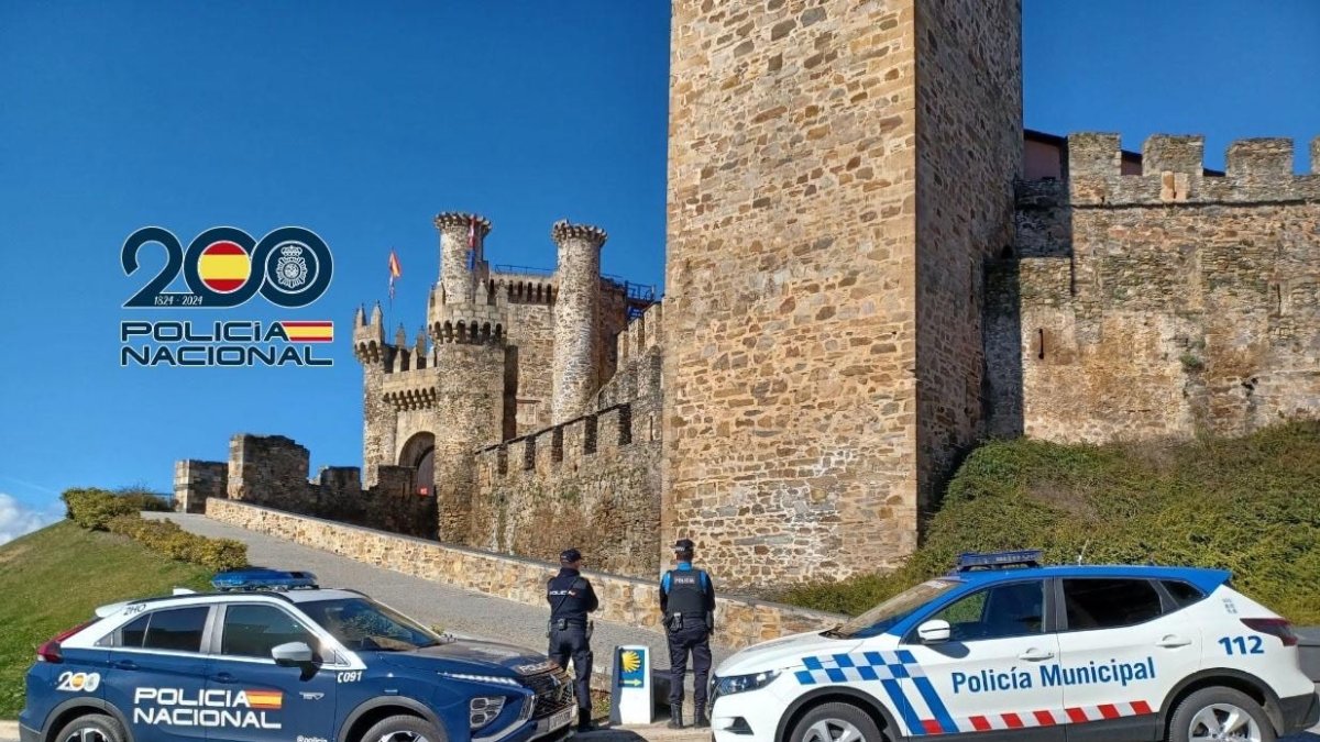 Patrulla de la Policía Local y Nacional frente al Castillo de Ponferrada (León).