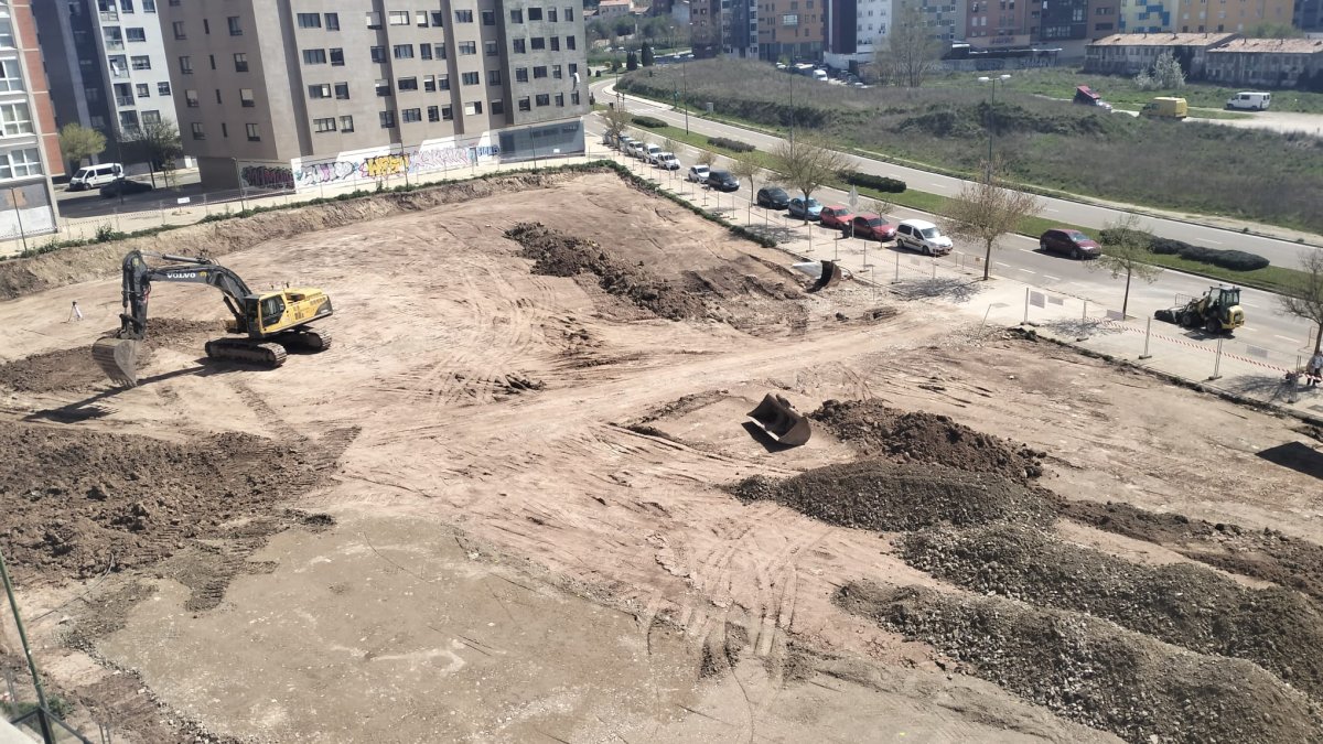 Imagen del movimiento de tierras que ya ha despejado la parcela donde se ubicará el Centro Cívico Oeste de San Pedro de la Fuente y Fuentecillas.