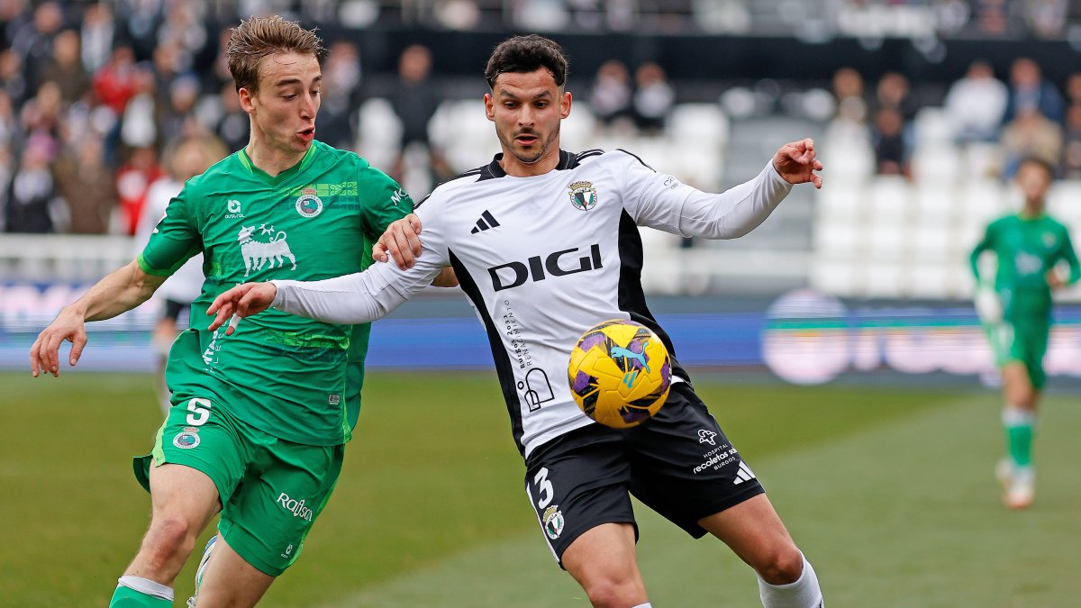 Florian Miguel durante el partido contra el Racing de Santander en El Plantío.