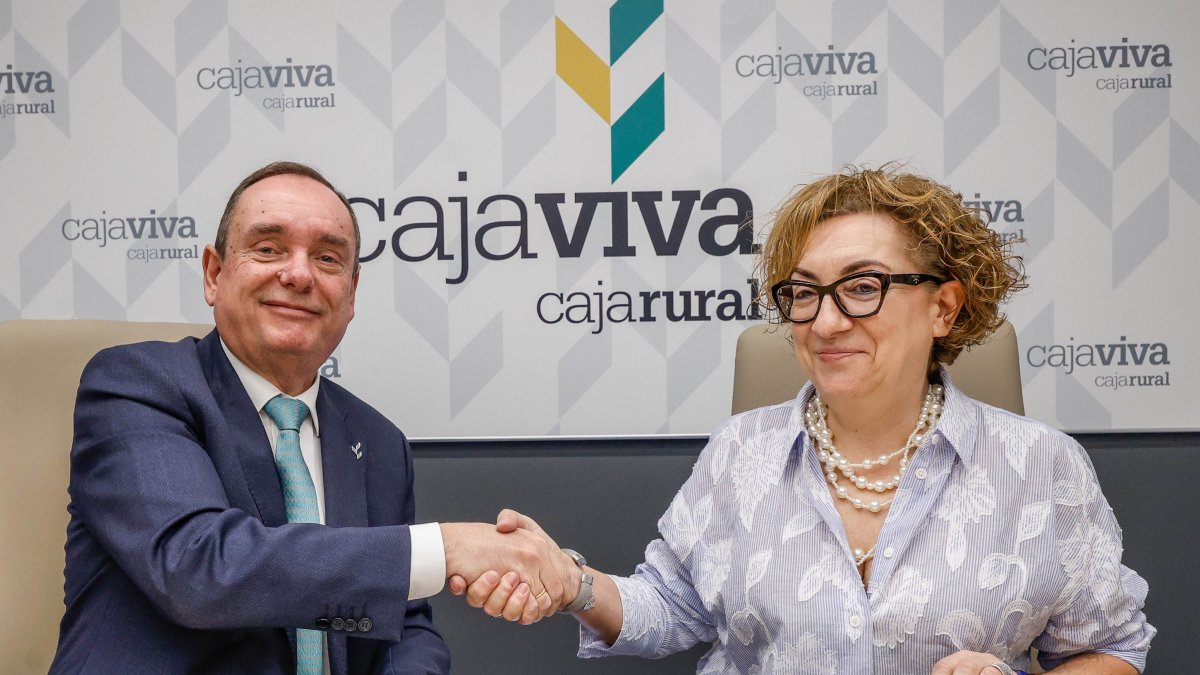 Ramón Sobremonte y Consuelo Fontecha se dan la mano, tras firmar el nuevo convenio