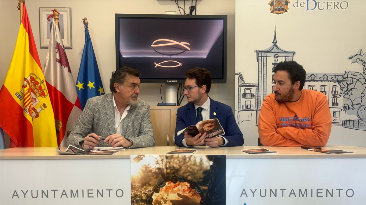 El alcalde, Antonio Linaje, con el concejal de Cultura y el concejal y portavoz de Sentir Aranda