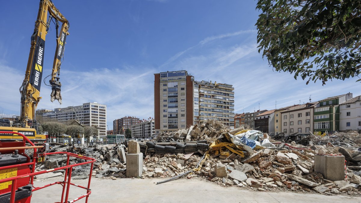 Queda aún trabajo por hacer hasta que la parcela quede limpia y vallada a la espera de albergar un nuevo y moderno Mercado Norte.