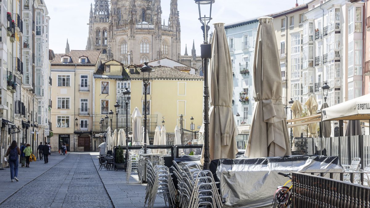 Terrazas desmontadas y apiladas en la plaza de La Flora este miércoles.