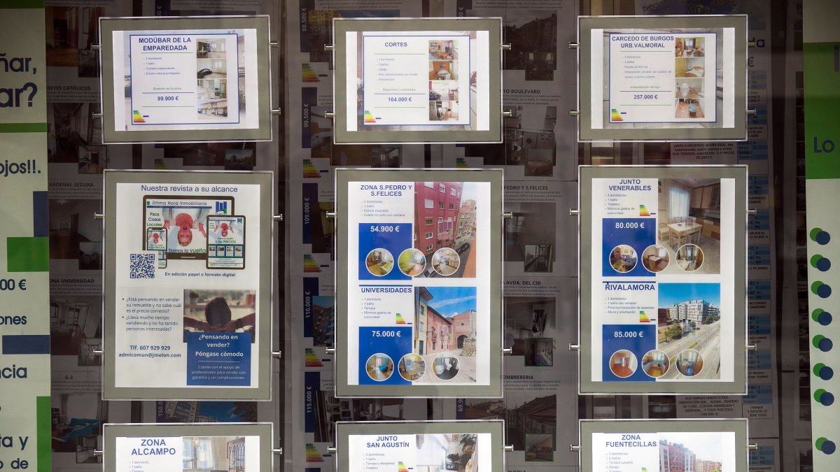 Anuncios de viviendas en una inmobiliaria burgalesa.