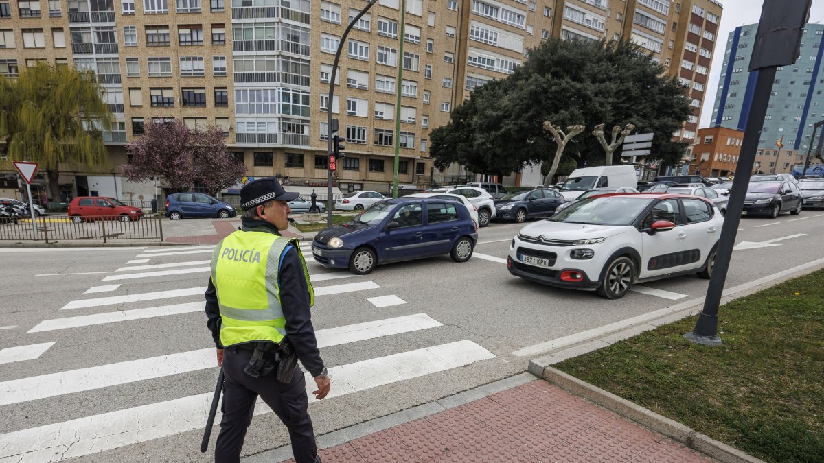 Un agente de Policía Local regula el tráfico.
