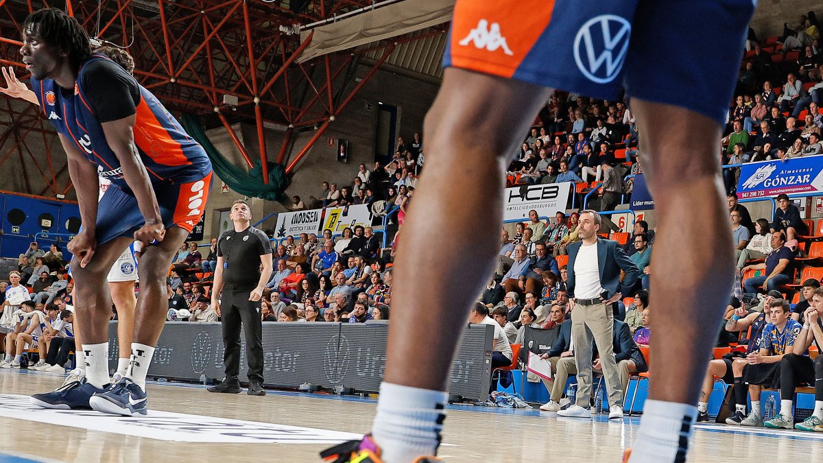 El arbitraje fue protagonista en El Plantío con la expulsión de Salva Camps por doble técnica.