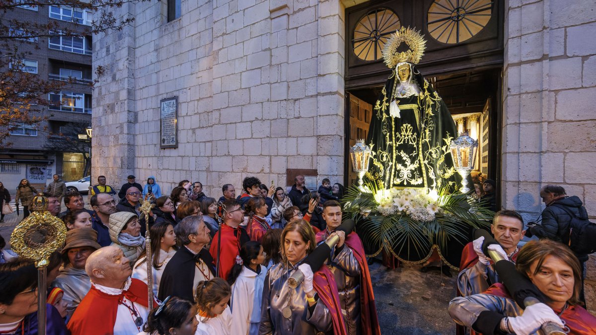La Virgen de los Dolores salió brevemente al atrio de la parroquia de San Pedro de la Fuente.