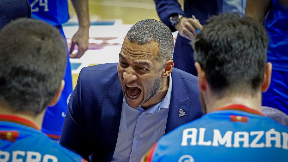 Savignani, derrochando intensidad en un tiempo muerto durante el partido contra el Zamora.