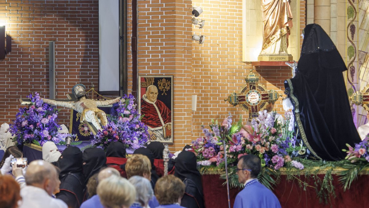Encuentro de la Virgen y el Cristo en el interior del templo.